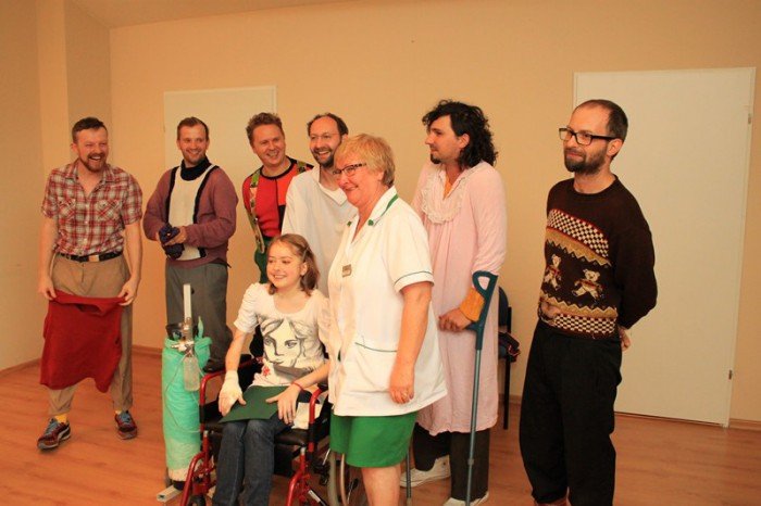 spenio-sie-marzenie-chorej-julki-odwiedzili-ja-owcyb-foto-53406