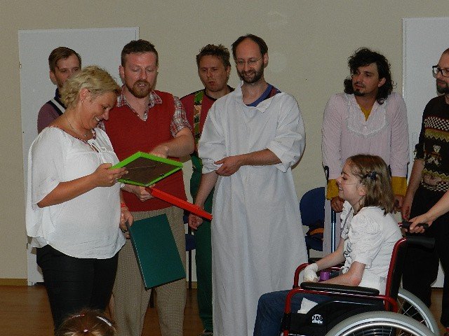 spenio-sie-marzenie-chorej-julki-odwiedzili-ja-owcyb-foto-53406