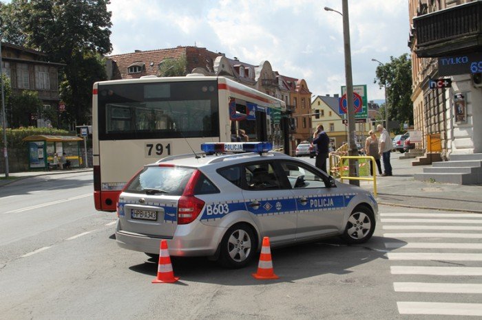 pieszy-wybieg-na-jezdnie-pasazerka-autobusu-w-szpitalu-foto-53457