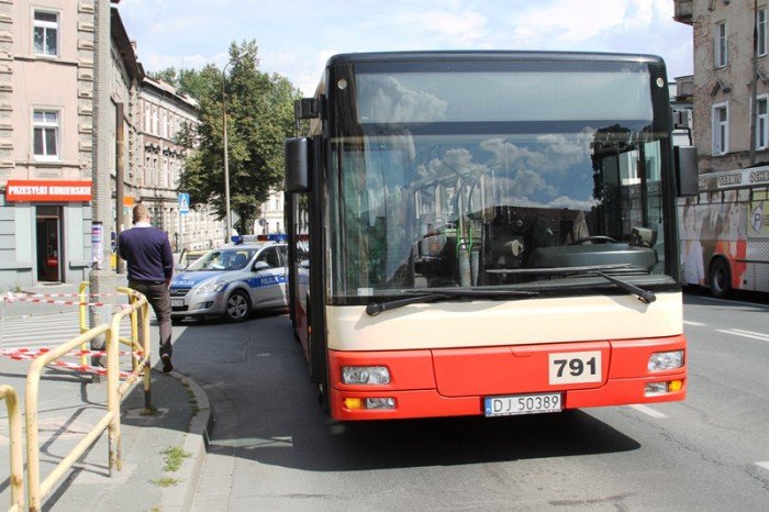 pieszy-wybieg-na-jezdnie-pasazerka-autobusu-w-szpitalu-foto-53457