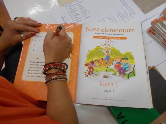 nasz-elementarz-juz-w-rekach-pierwszakow-w-sp7-foto-53623