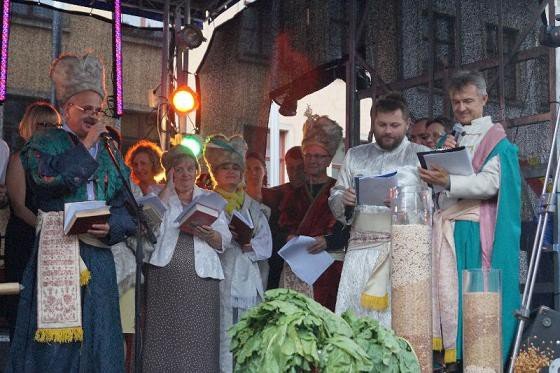 czytali-trylogie-sienkiewicza-w-strugach-deszczu-foto-53665
