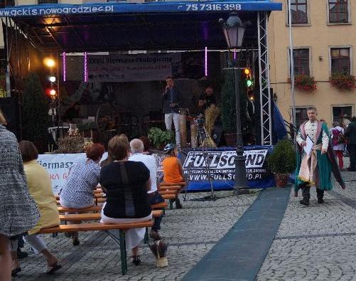 czytali-trylogie-sienkiewicza-w-strugach-deszczu-foto-53665