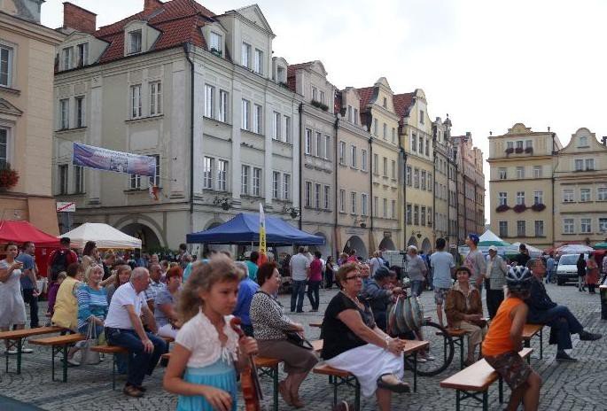 czytali-trylogie-sienkiewicza-w-strugach-deszczu-foto-53665