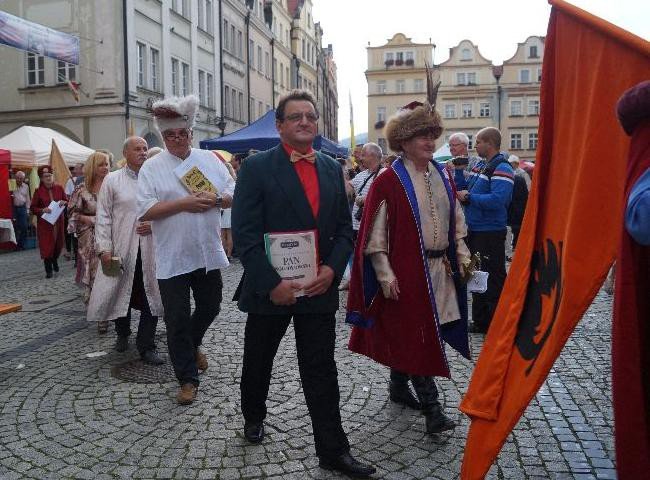 czytali-trylogie-sienkiewicza-w-strugach-deszczu-foto-53665