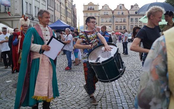 czytali-trylogie-sienkiewicza-w-strugach-deszczu-foto-53665