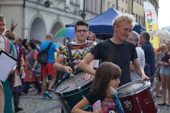 czytali-trylogie-sienkiewicza-w-strugach-deszczu-foto-53665