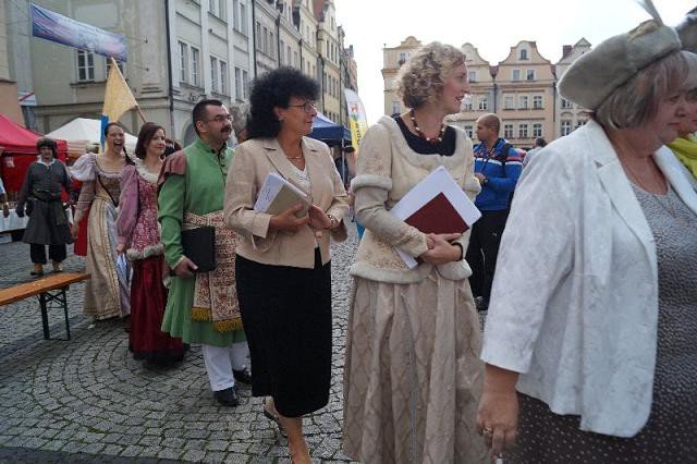 czytali-trylogie-sienkiewicza-w-strugach-deszczu-foto-53665