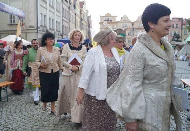 czytali-trylogie-sienkiewicza-w-strugach-deszczu-foto-53665
