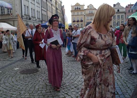 czytali-trylogie-sienkiewicza-w-strugach-deszczu-foto-53665