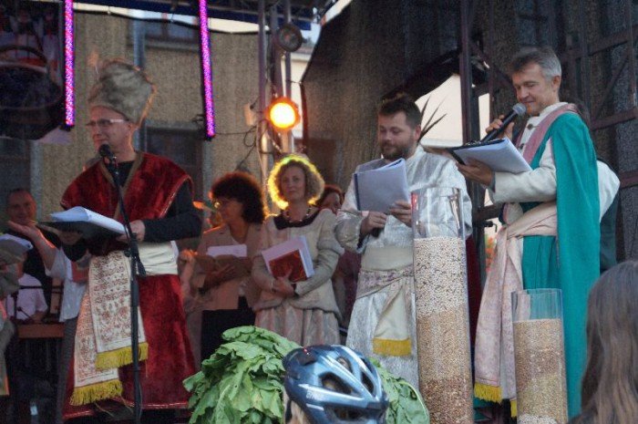 czytali-trylogie-sienkiewicza-w-strugach-deszczu-foto-53665