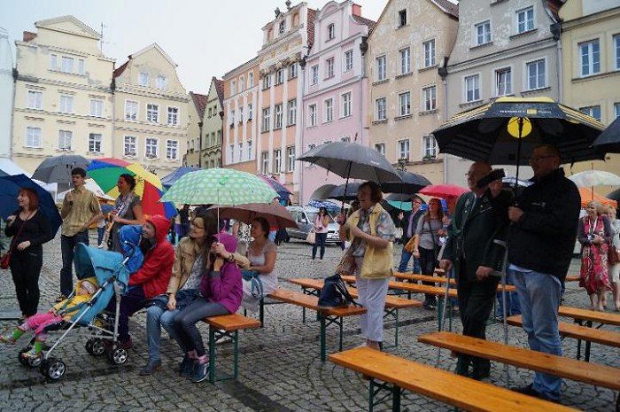 czytali-trylogie-sienkiewicza-w-strugach-deszczu-foto-53665