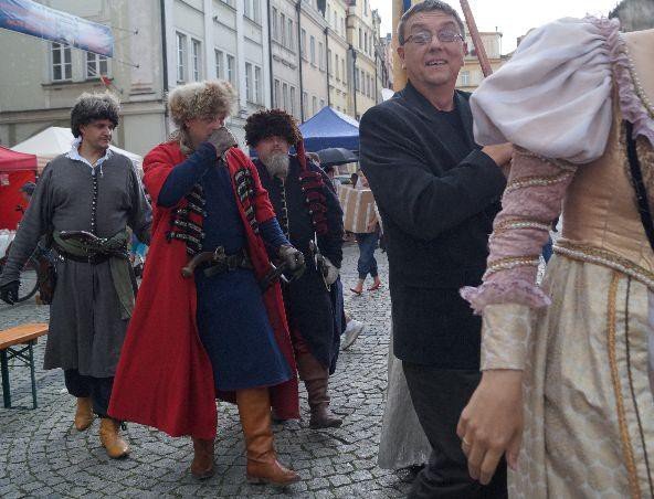 czytali-trylogie-sienkiewicza-w-strugach-deszczu-foto-53665