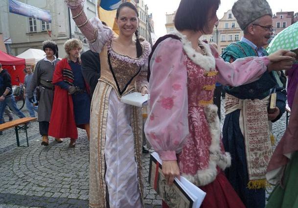 czytali-trylogie-sienkiewicza-w-strugach-deszczu-foto-53665