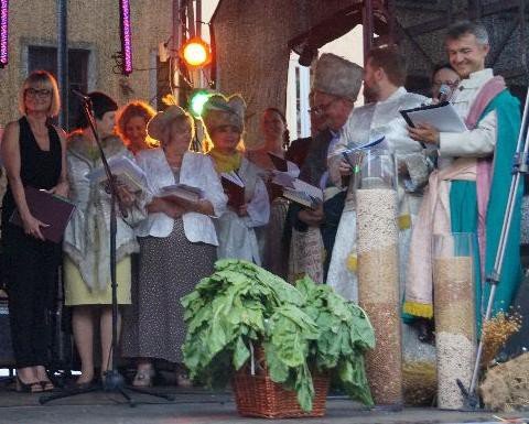 czytali-trylogie-sienkiewicza-w-strugach-deszczu-foto-53665