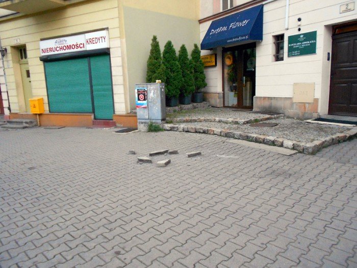 rzuca-kawakami-betonu-na-jezdnie-i-chodnik-foto-53680