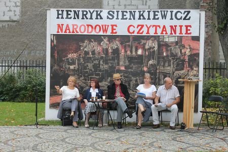 wspolne-czytanie-trylogii-sienkiewicza-w-piechowicach-foto-53698