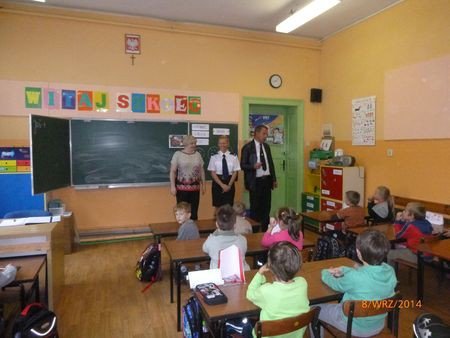 jeleniogorscy-policjanci-odwiedzaja-szkoy-foto-53713