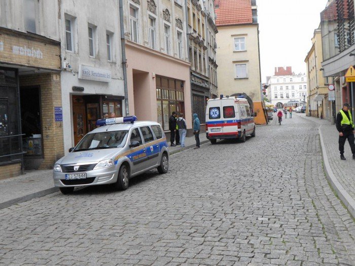 ukrad-portfel-pijanemu-koledze-lezacemu-na-chodniku-foto-53770