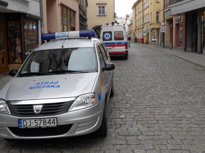 ukrad-portfel-pijanemu-koledze-lezacemu-na-chodniku-foto-53770