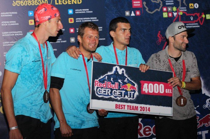 tomasz-czaplicki-wraz-z-przyjaciomi-zatriumfowa-w-red-bull-gergetit-53812