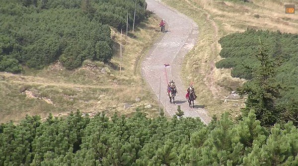 husarze-konno-wjechali-na-sniezke-foto-video-53827