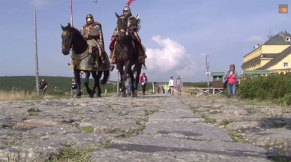 husarze-konno-wjechali-na-sniezke-foto-video-53827