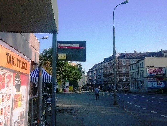 zniszczona-tablica-mzk-straszy-w-centrum-miasta-53847