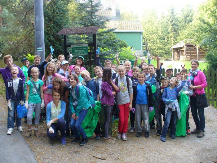 uczniowie-z-janowic-wielkich-porzadkowali-szlaki-foto-53861