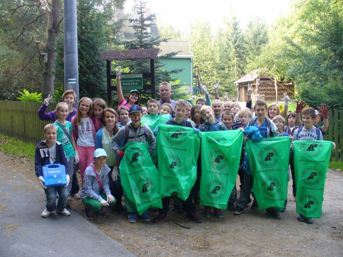 uczniowie-z-janowic-wielkich-porzadkowali-szlaki-foto-53861