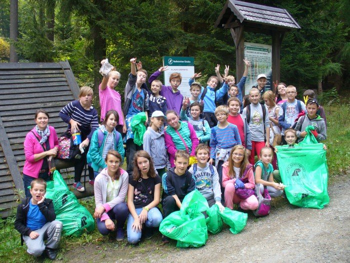 uczniowie-z-janowic-wielkich-porzadkowali-szlaki-foto-53861