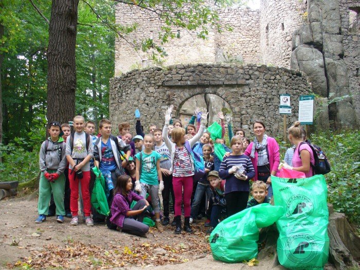 uczniowie-z-janowic-wielkich-porzadkowali-szlaki-foto-53861