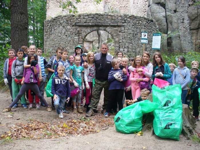 uczniowie-z-janowic-wielkich-porzadkowali-szlaki-foto-53861