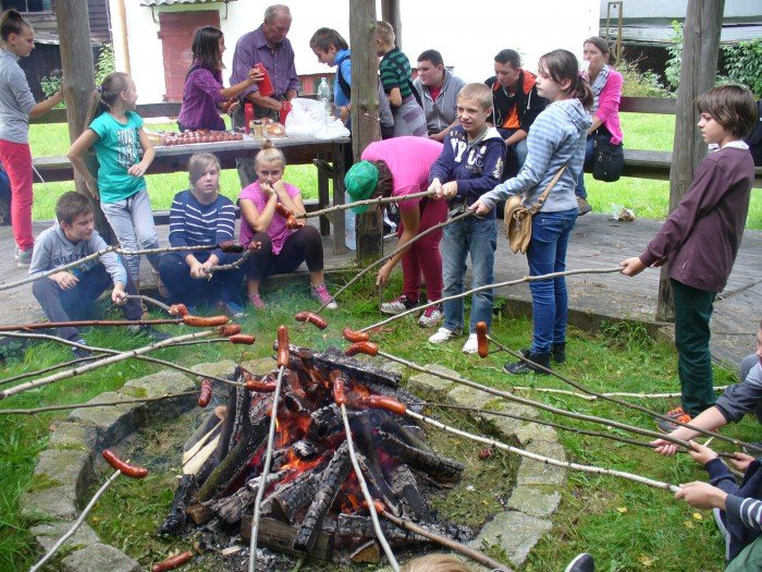 uczniowie-z-janowic-wielkich-porzadkowali-szlaki-foto-53861