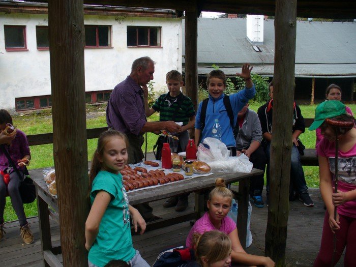uczniowie-z-janowic-wielkich-porzadkowali-szlaki-foto-53861
