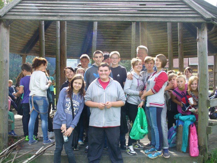 uczniowie-z-janowic-wielkich-porzadkowali-szlaki-foto-53861