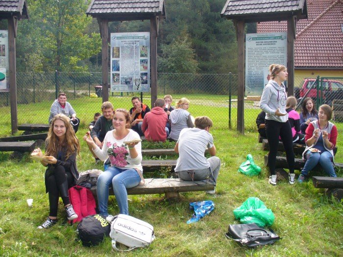 uczniowie-z-janowic-wielkich-porzadkowali-szlaki-foto-53861