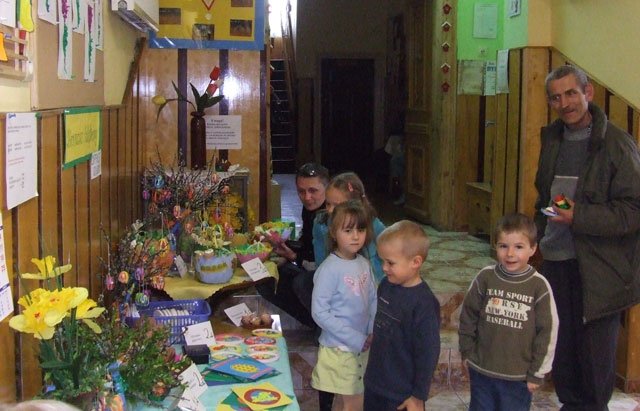 Dzieci i kadra przedszkola zachęcają do odwiedzin na niecodziennym kiermaszu.