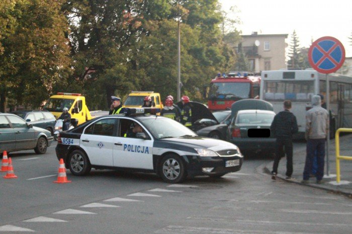zderzenie-trzech-aut-i-autobusu-foto-53914