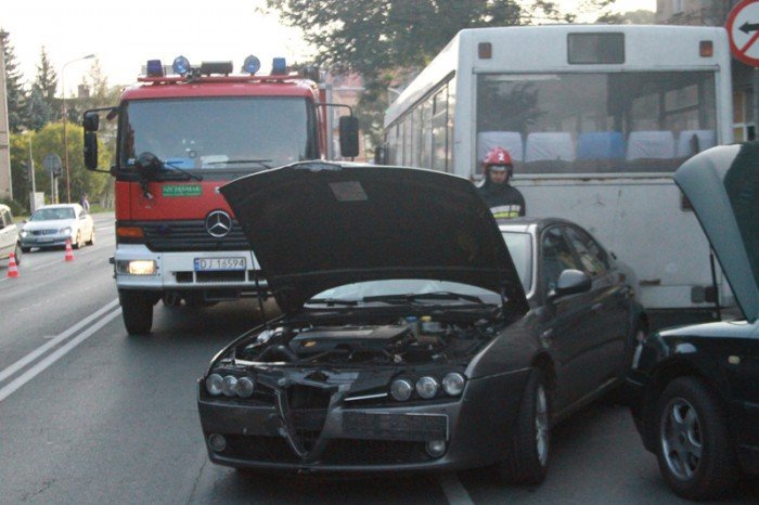 zderzenie-trzech-aut-i-autobusu-foto-53914
