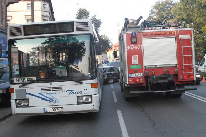 zderzenie-trzech-aut-i-autobusu-foto-53914