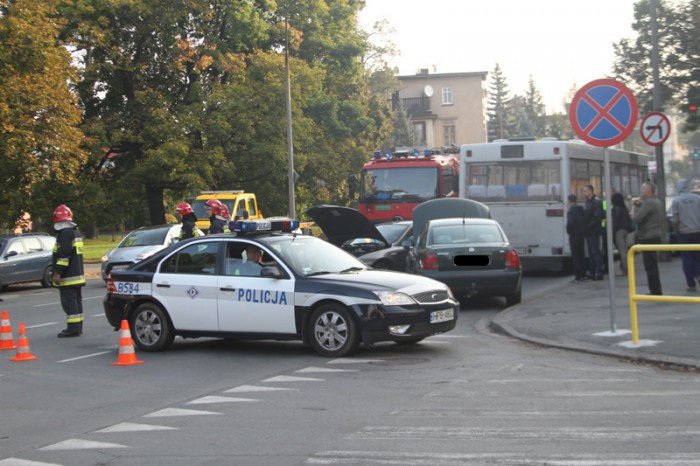 zderzenie-trzech-aut-i-autobusu-foto-53914