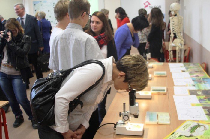 osemka-z-nowoczesna-sala-przyrody-foto-53936