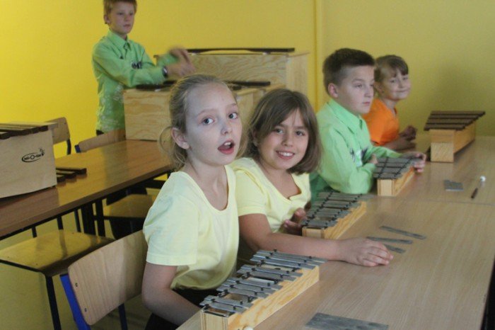 osemka-z-nowoczesna-sala-przyrody-foto-53936