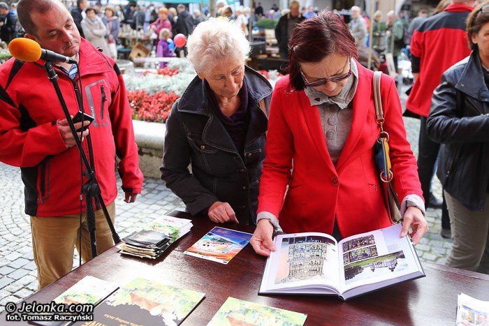 jeleniogorski-rynek-tetni-zyciem-starociami-i-osobliwosciami-foto-53959