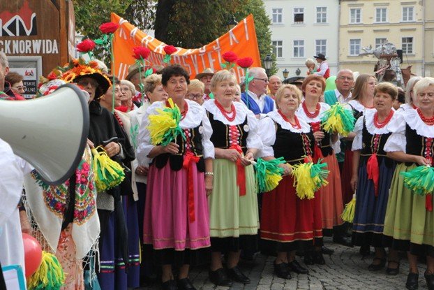 ruszyy-senioralia-barwnym-korowodem-foto-54007