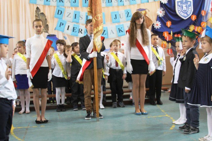 wielkie-pasowanie-pierwszaczkow-z-siodemki-foto-54040