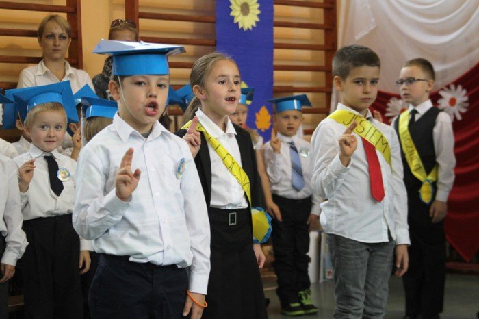 wielkie-pasowanie-pierwszaczkow-z-siodemki-foto-54040