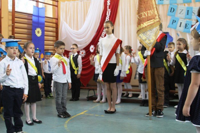 wielkie-pasowanie-pierwszaczkow-z-siodemki-foto-54040