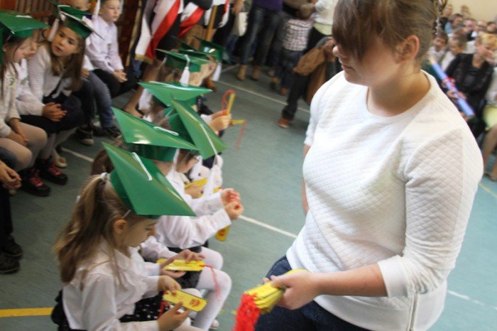 wielkie-pasowanie-pierwszaczkow-z-siodemki-foto-54040